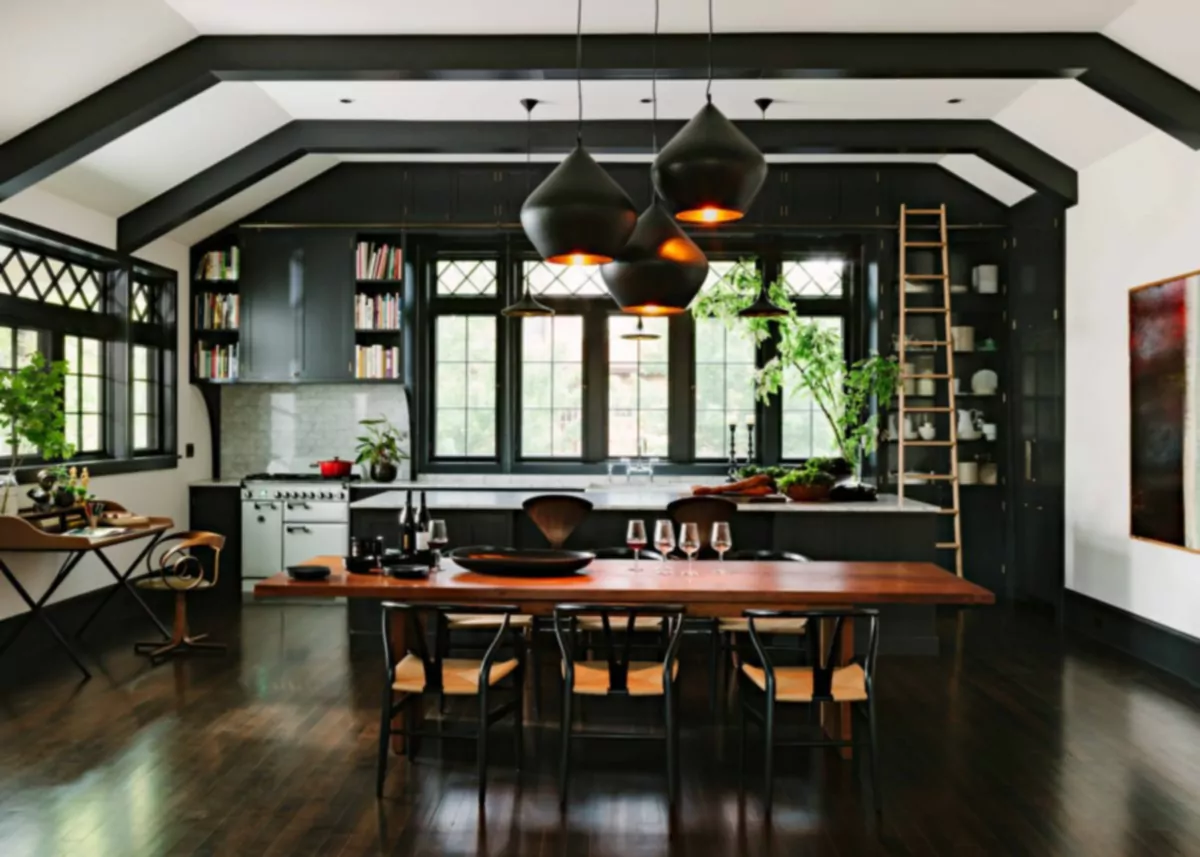 Ohromujúce nápady na tmavé podlahy do kuchyne pre každý štýl domova